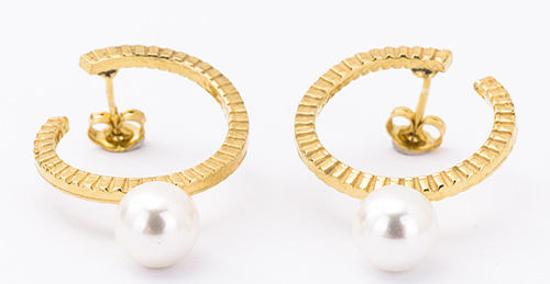 Lia-Goncalves--land-earrings-pearl